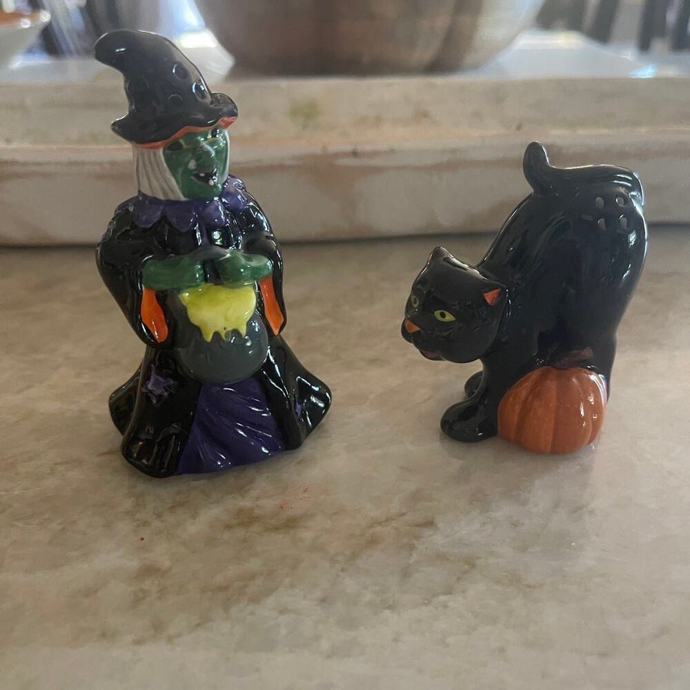 Halloween salt and pepper shakers New in Box